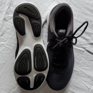 Black nike revolution 4